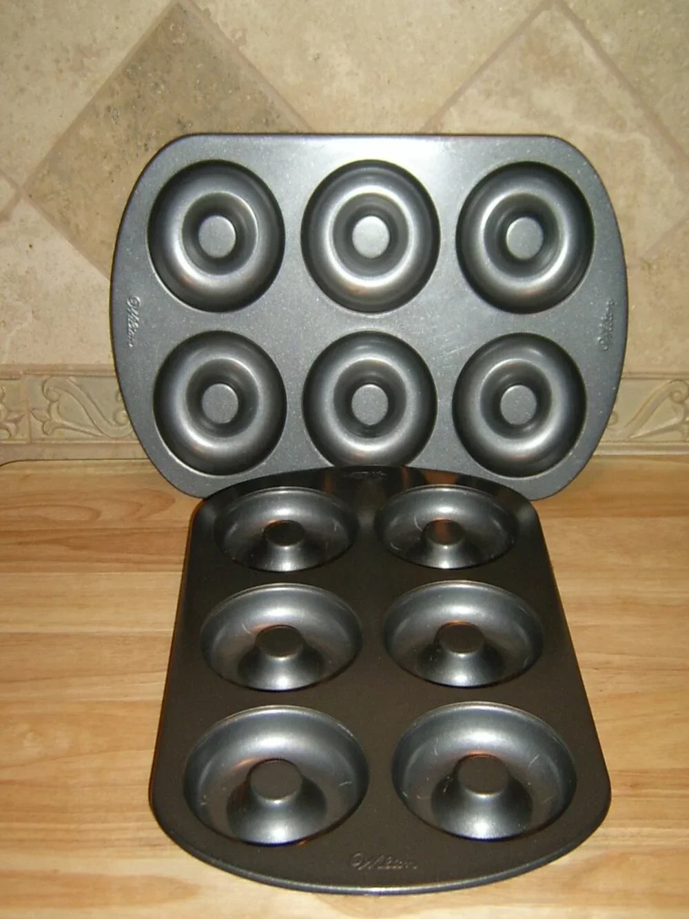 Wilton Set of 2 Doughnut Baking Pans, VGUC